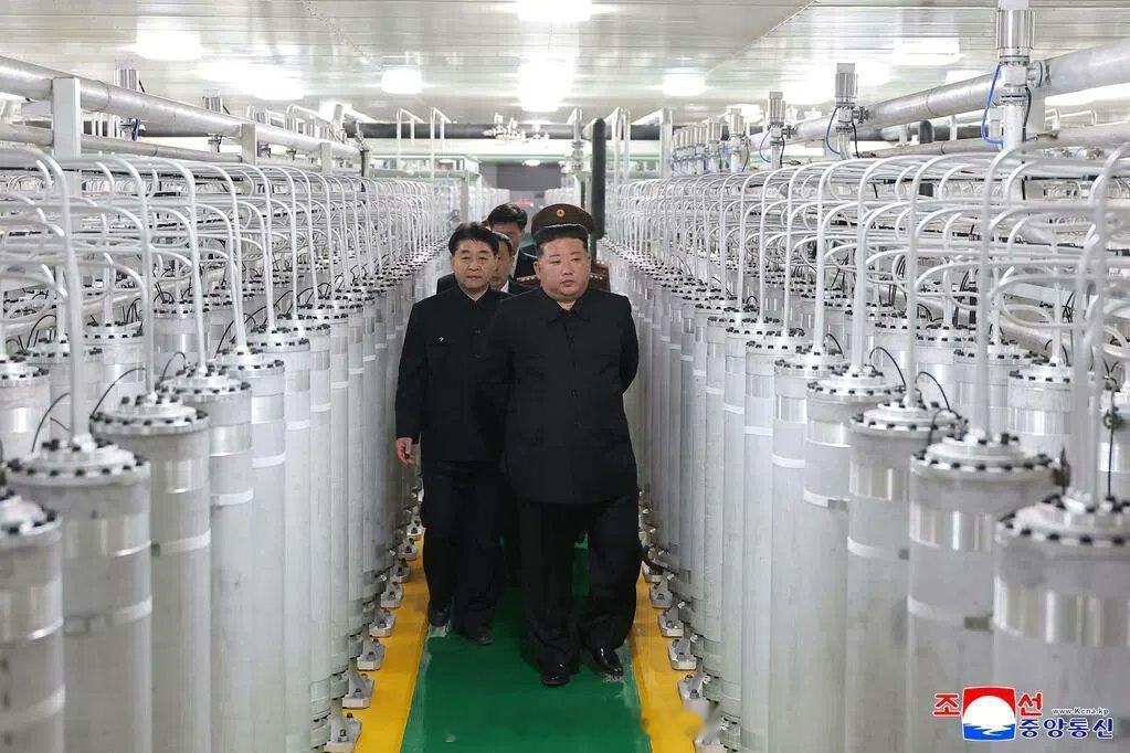 东北亚 将军周三视察了新投产的核物质厂。他说：“鉴于朝鲜革命面临与最凶恶敌人长期