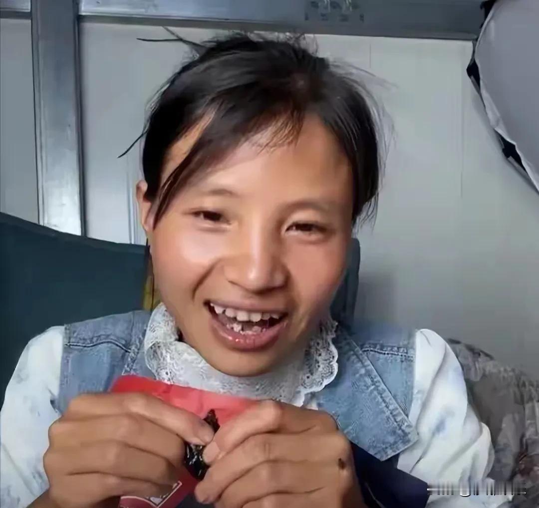 网红小英，带货又翻车了！


5月10日，短视频顶流“小英”在直播间卖力吆喝某品