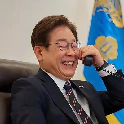 韩国的繁荣，吊在一根芯片上
10月前10天，韩国出口暴涨102%，创下历史同期纪