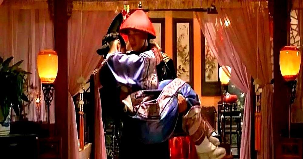 皇上连翻安陵容27次牌子，你真以为是恩宠？那是拿钝刀子活剐她。
 
嗓子咳出血丝