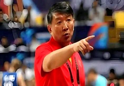 中国女篮双杀巴西，俩首发却连吞零蛋。
首场加时赛，王思雨罚篮指节绷紧，张子宇长