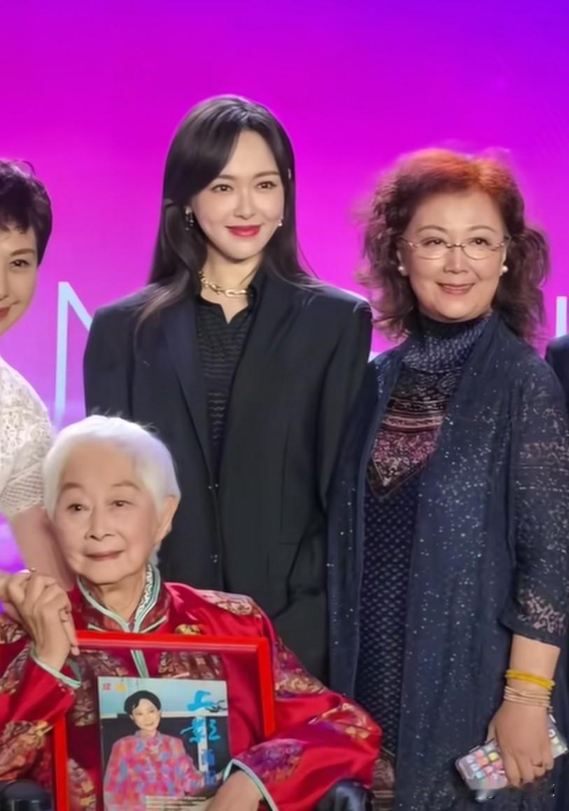 100岁的好莱坞华裔巨星卢燕女士回到上海，与上海老中青三代美女演员赵静、史依弘、