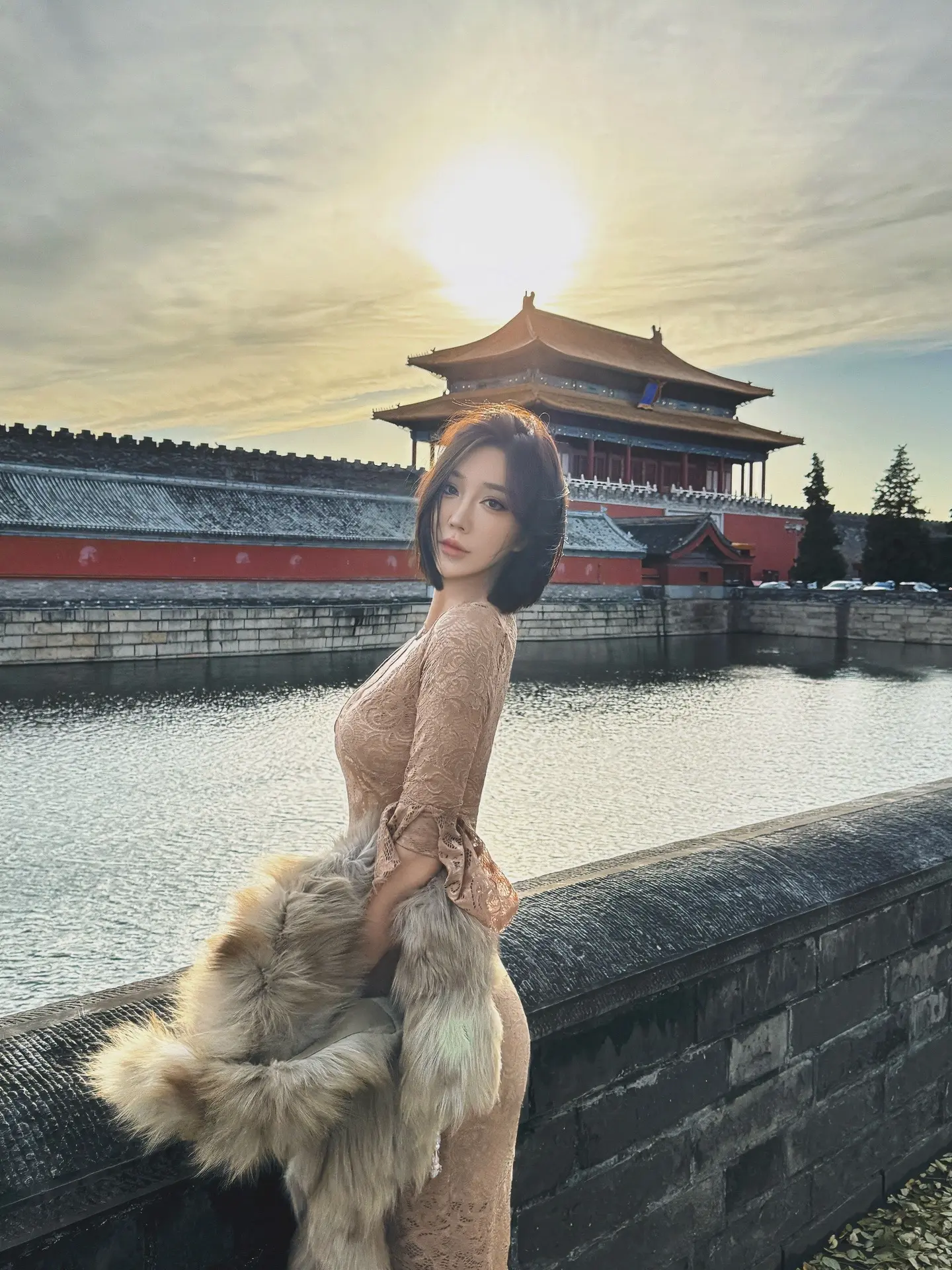 往事暗沉不可追 来日之路光明灿烂