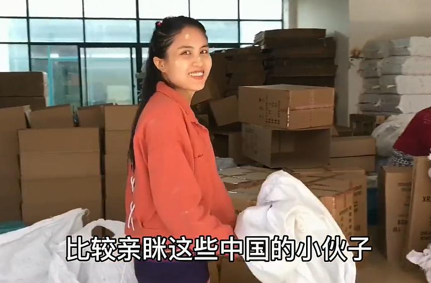 缅甸姑娘在边境的手电筒厂工作！

由于缅甸连续打内战，导致大批缅甸大小姑娘，都跑