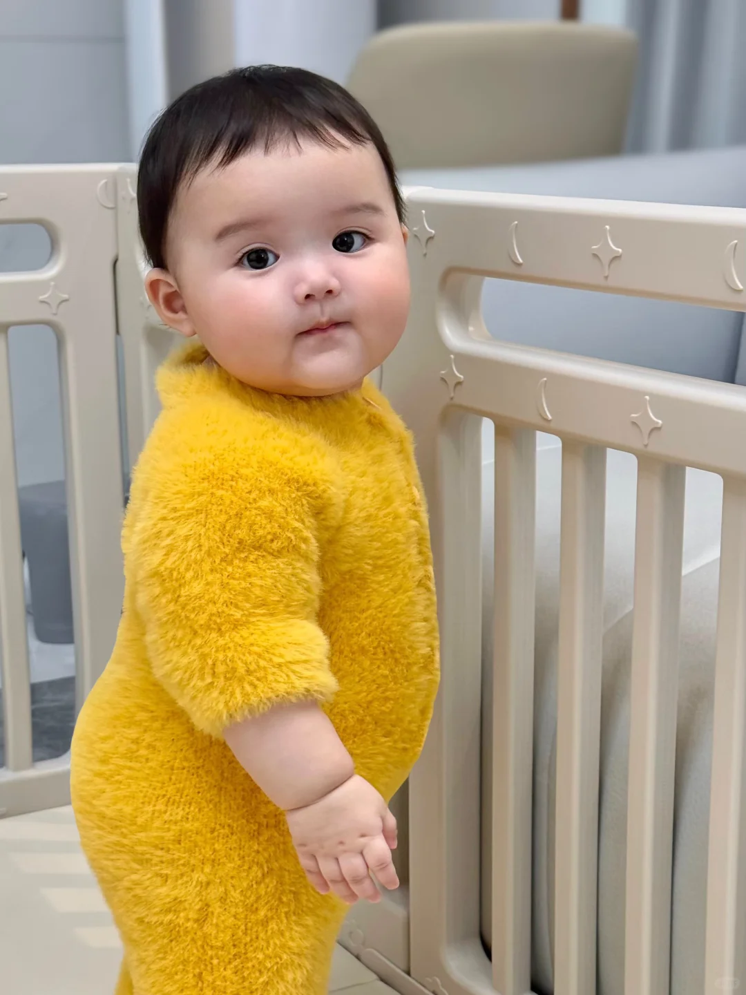 好喜欢我的胖宝宝，真像一个小手办呀～