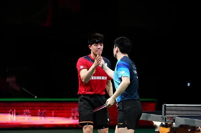 太及时！
邱党晒合照，正式欢迎樊振东加入杜塞大家庭！
刚回德国就官宣好消息，邱党