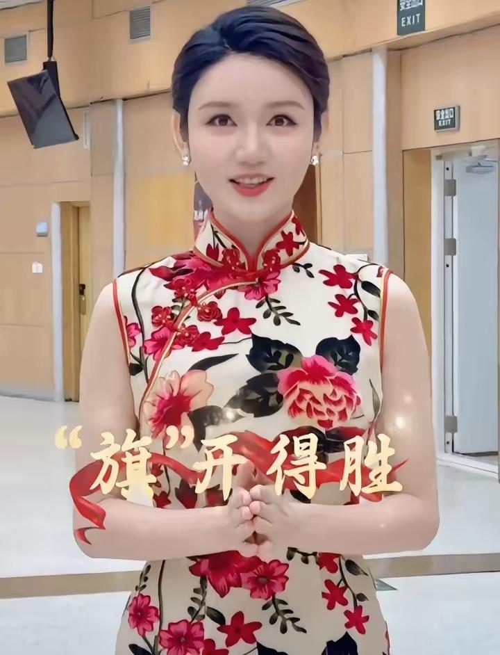 旗袍雅致，笑意融融。龙洋以美好祝愿与诗意寄语，为奔赴考场的学子们鼓劲助威。诗词传