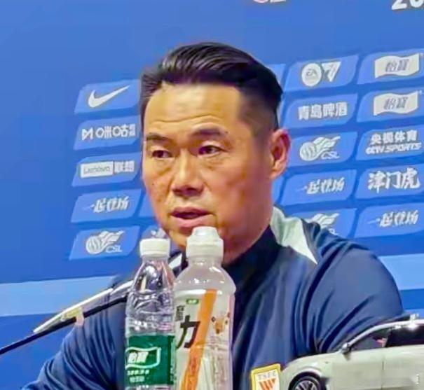 最近这几年，每次看到宿茂臻指导的图片、影像，我都会下意识地关注一下他发型的变或没