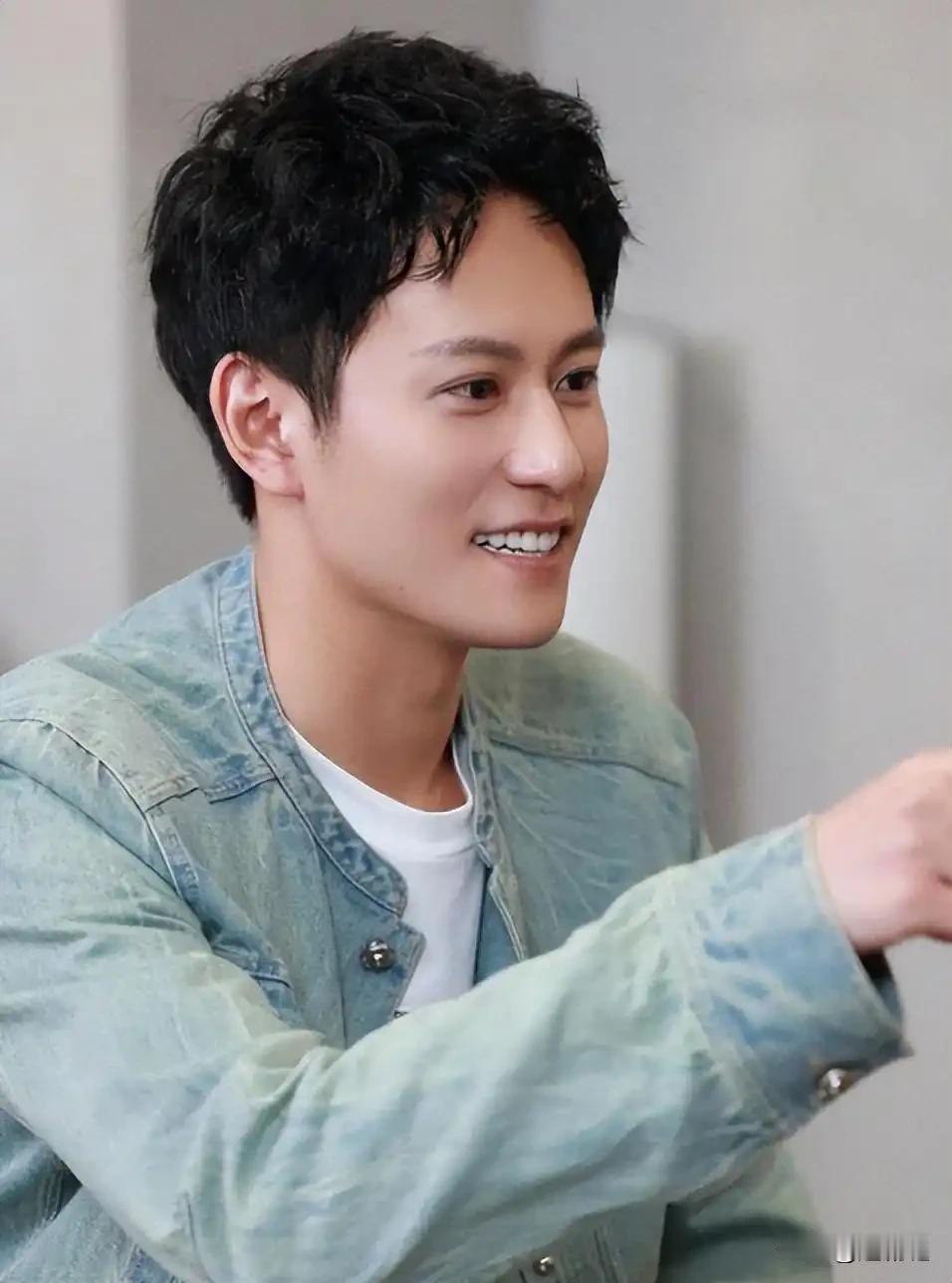 《小城大事》，秦俊杰，去看他小时候跟大腕儿们拍的电影，台词就特稳，一点不怯场。这