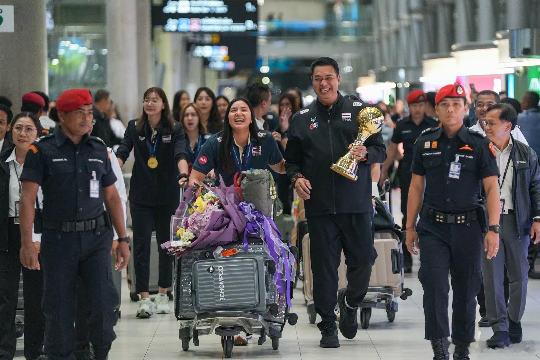 泰国🇹🇭女排载誉而归，在机场受到了热烈欢迎！ ​​​