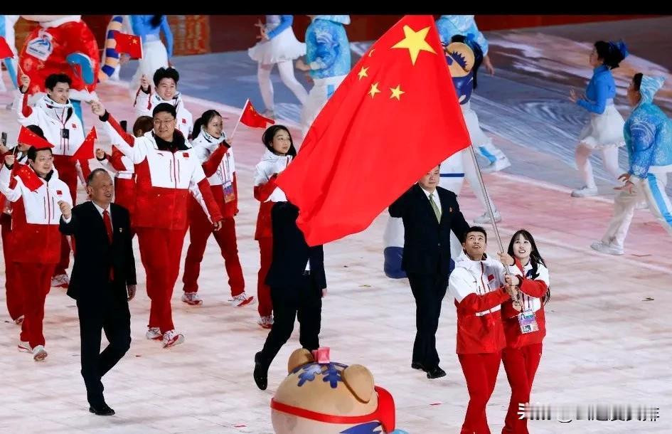 最喜欢这一抹中国红！
飘荡的五星红旗犹如振翅高飞的雄鹰，象征着中国队准备好了；