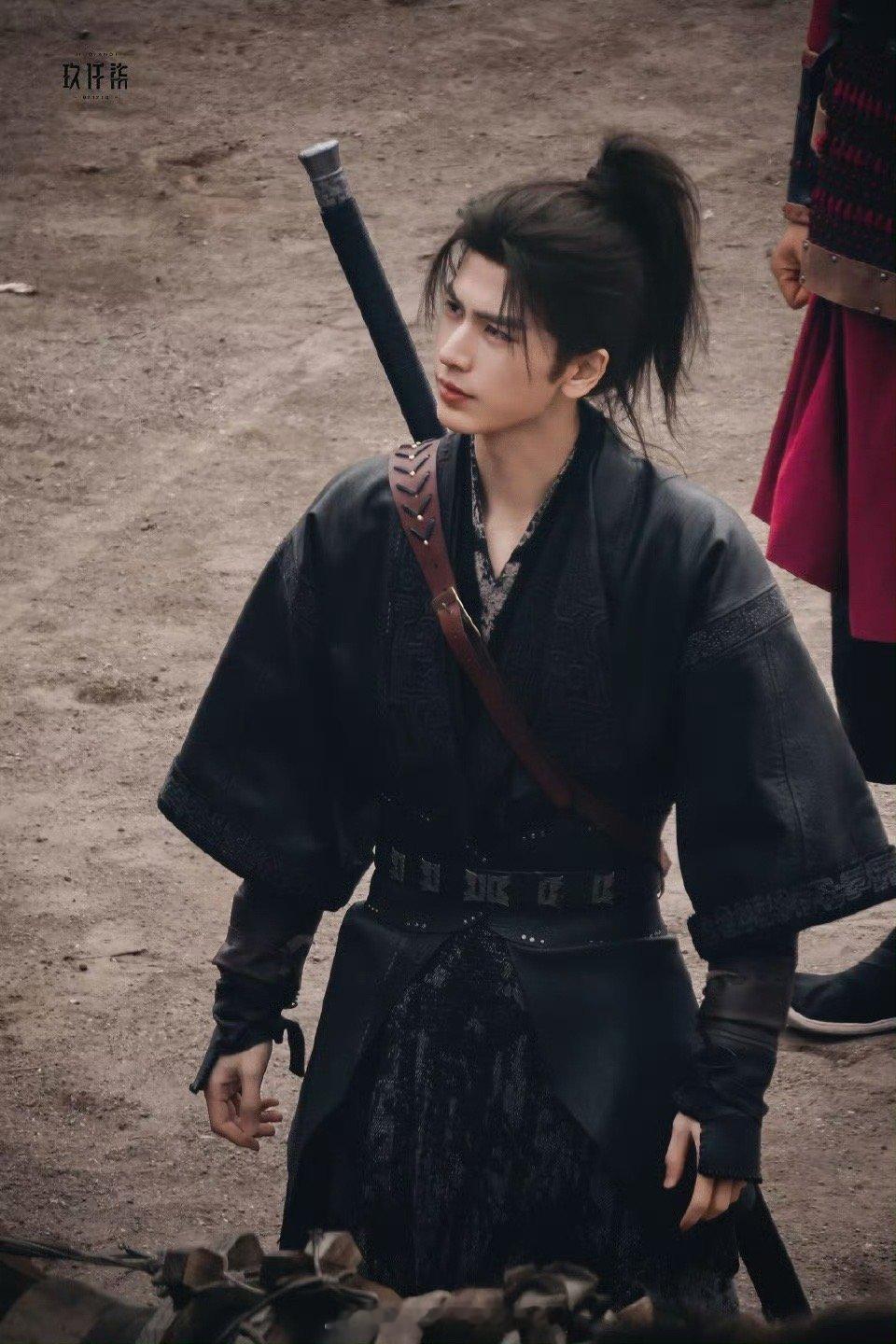 张凌赫手里的刀一米六？？？我也才一米六几