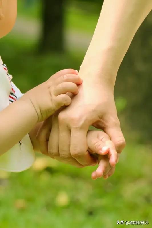刚才看到一句话，她说“最好的夫妻关系就是合起伙来对付这个世界，而不是关起门来互相