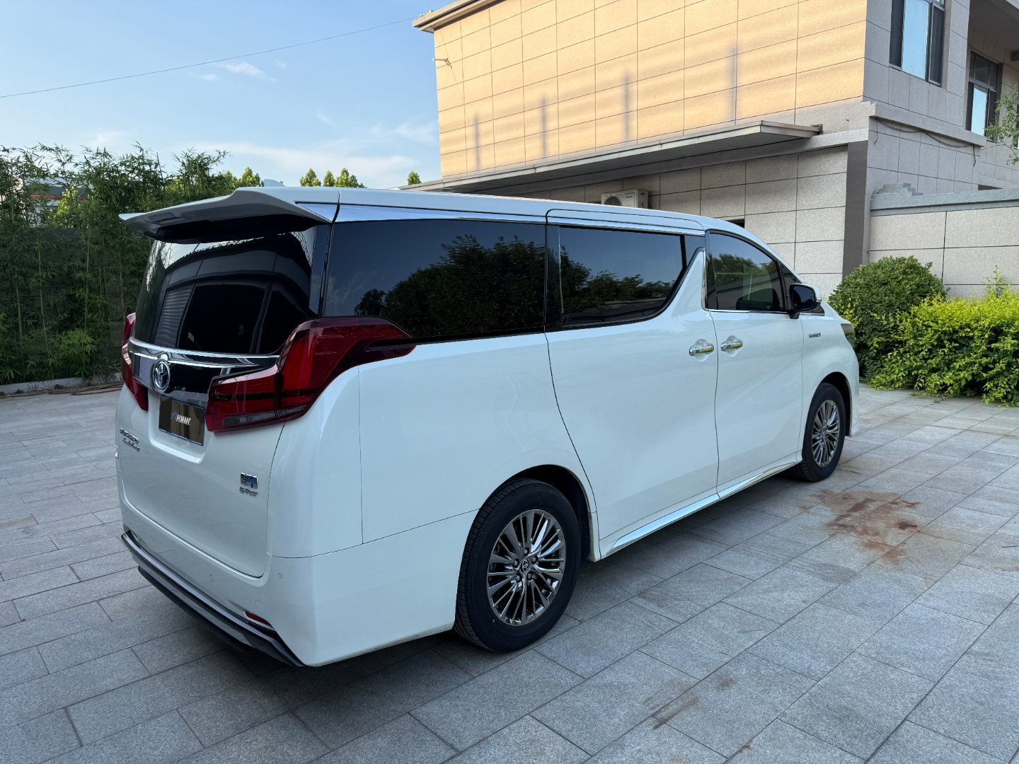全国找车22年丰田埃尔法 臻享版最高配，自带外观套件京牌一手，3.3万公里，原版