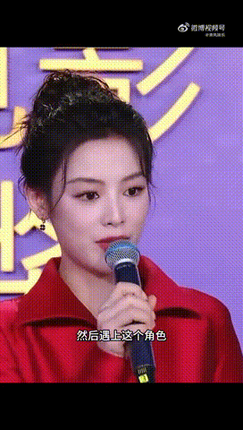 陈丽君高定红裙反差感美学被陈丽君玩明白了，戏曲舞台清冷俊朗，高定红裙造型明艳华贵