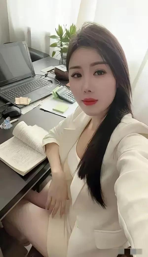 订婚快乐！🎉在这个特殊的时刻，爱意被郑重承诺故事翻开新篇，每一眼对视都满是甜蜜