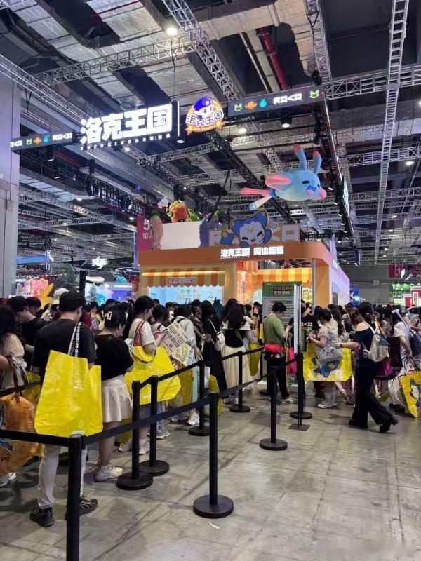 人从众洛克王国众从人BW现场真切体会到这句话的含义，到场的小洛克数不胜数，到处都