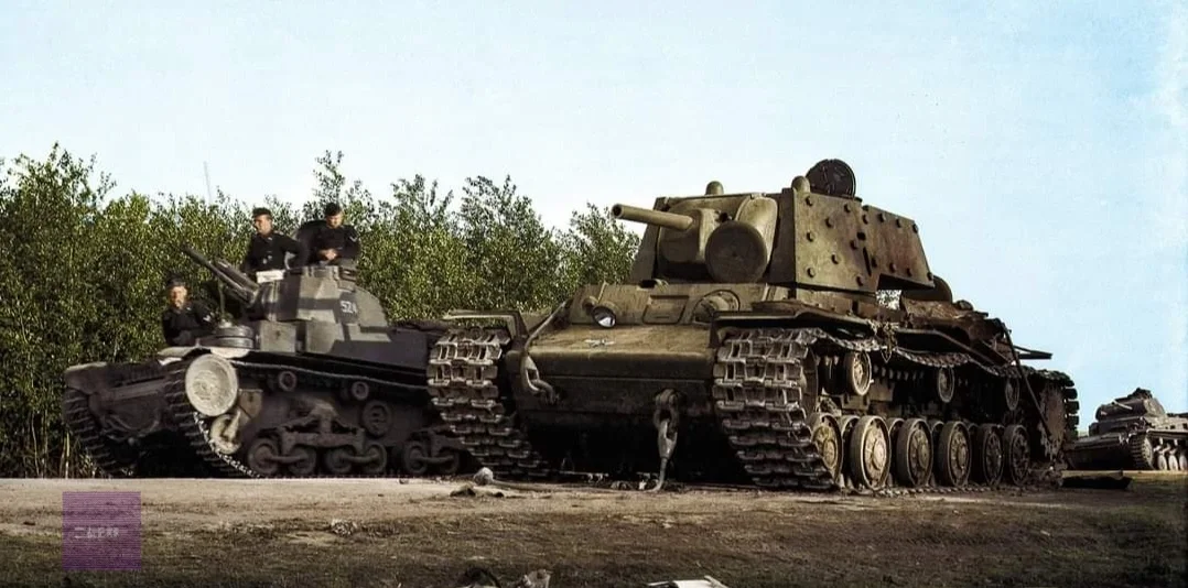 1941年7月，在东线巴巴罗萨行动期间，德军装甲师在拉脱维亚高里村附近...