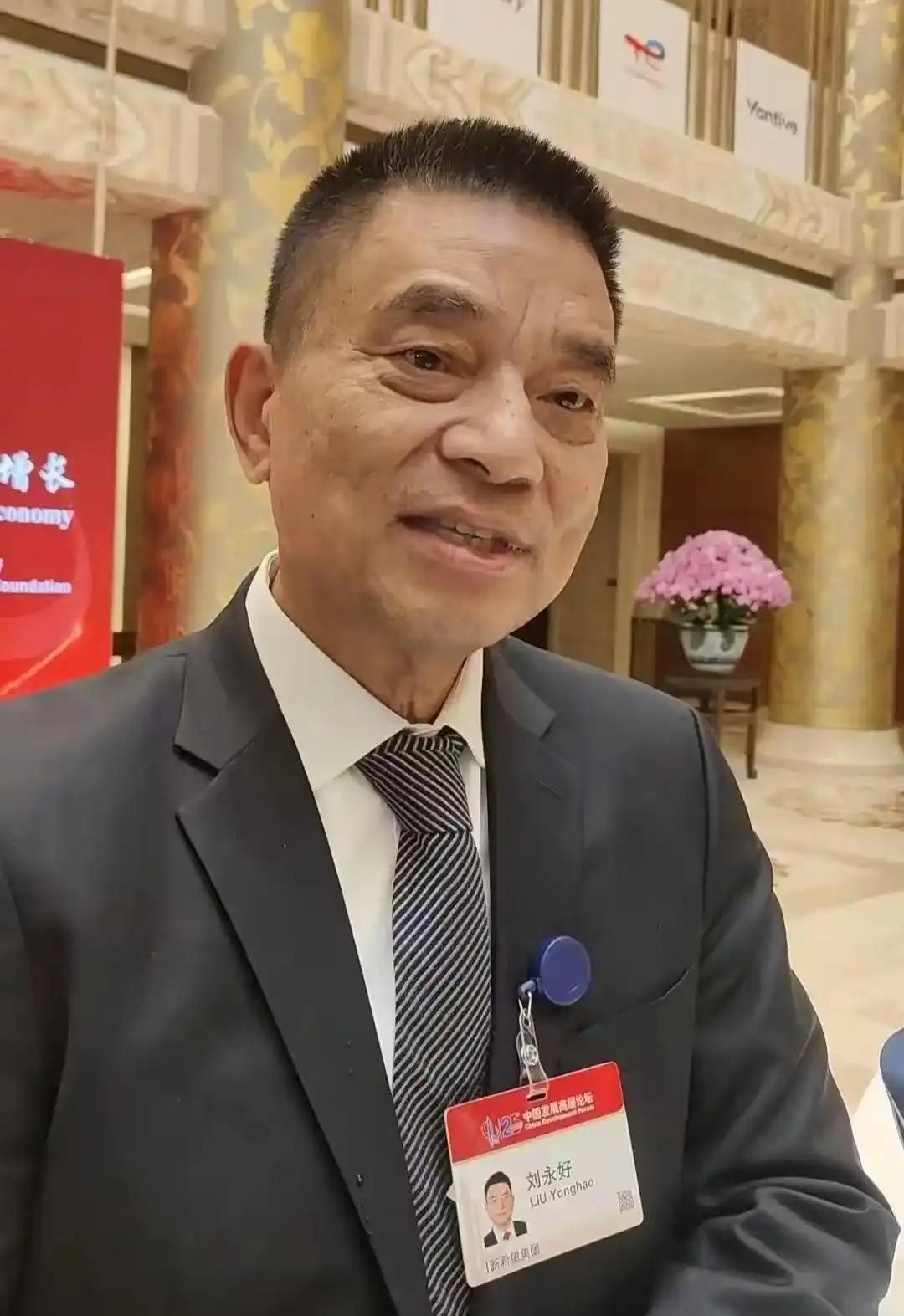 全国政协委员刘永好建议:
        ——以身份证为依据，向全民无差别发放每