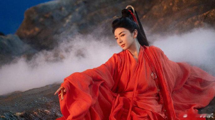 黄奕在采访中谈起拒演《繁花》，没有一丝抱怨。她把对孩子的爱放在首位，这份豁达与担