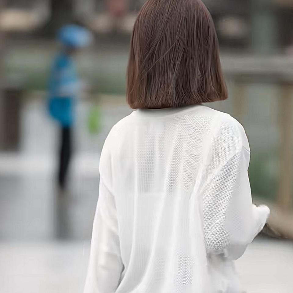 白色透视衬衫，搭配棕色短发，简约而不失时尚感。