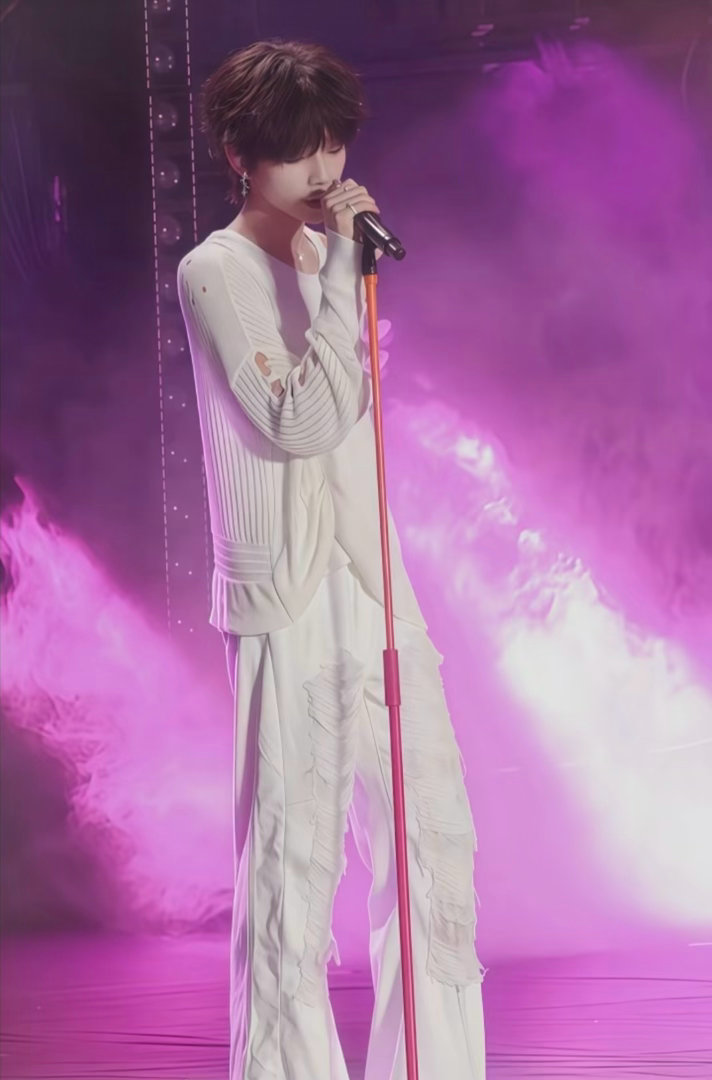 王橹杰的手机还没贴防窥膜王橹杰还没买防窥膜 现在s s的行为我们没办法预料 艺人