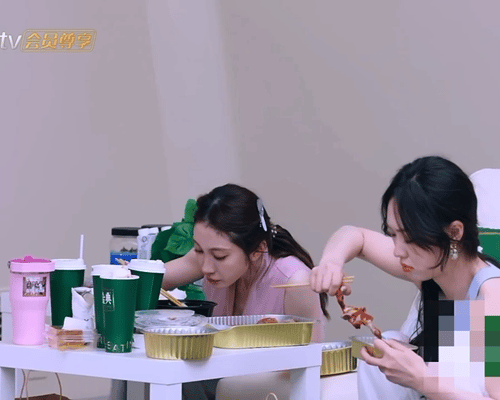 小婉管乐一个没头脑一个不高兴小婉和管乐这对活宝简直是喜剧界的天花板！一个不高兴，