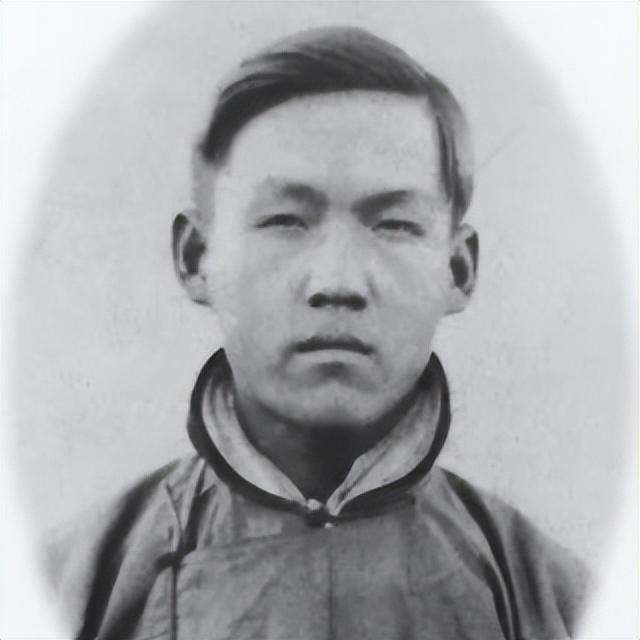 成庆龙（1898—1932），原名成元佐，山东龙口人，东北国民救国军第十二路军总