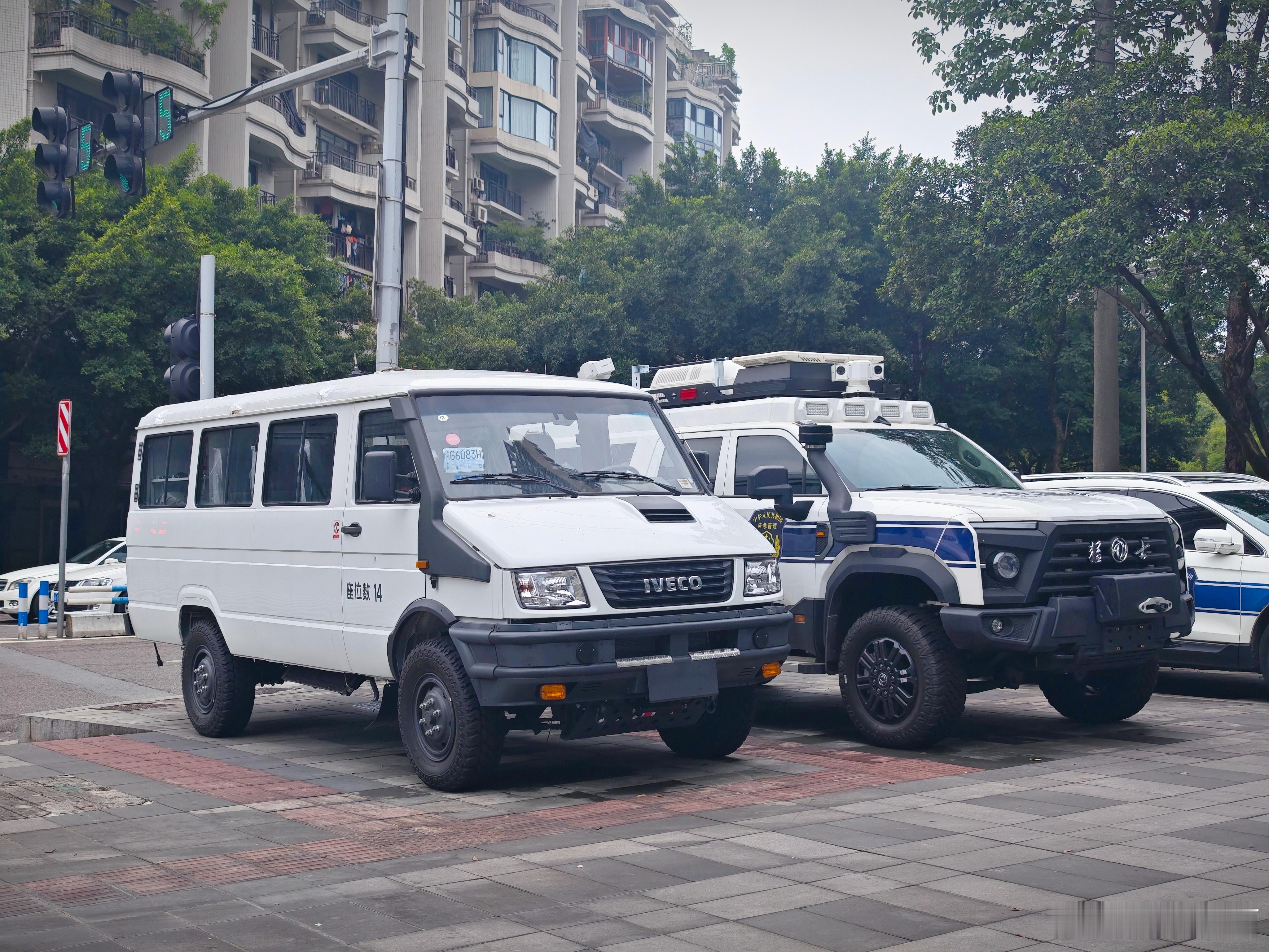 小区旁边有个应急单位​长期停着这两辆工作车​总让我有开出去自驾穿越的冲动​你选哪