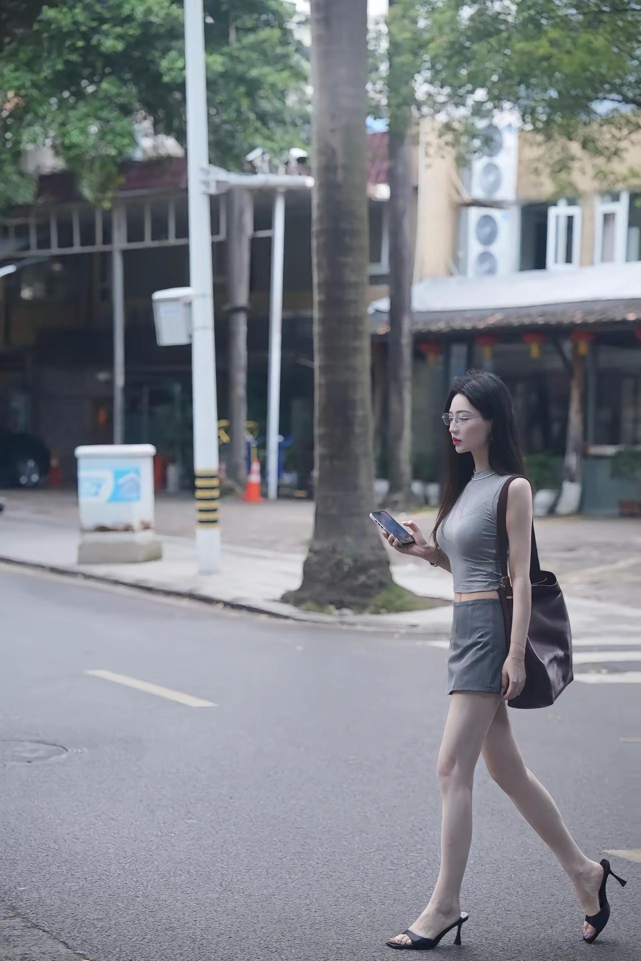 春日生活打卡季，谁能拒绝自带氛围感的松弛感穿搭✨
 
低饱和色系才是春日穿搭的灵