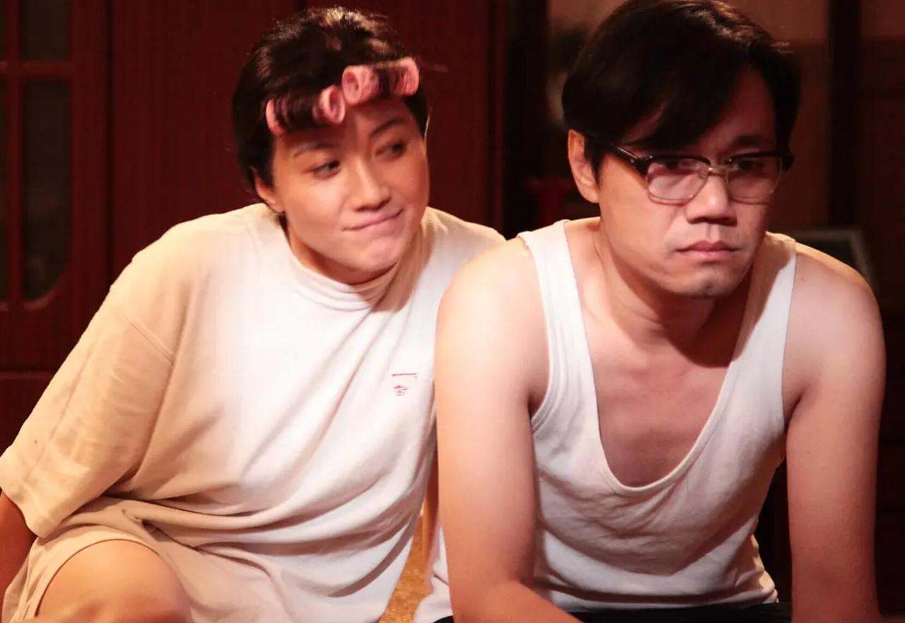 一张嘴，毁了一个家。
对丈夫重拳出击，对流氓俯首帖耳。
给儿子遮风挡雨，至于风雨