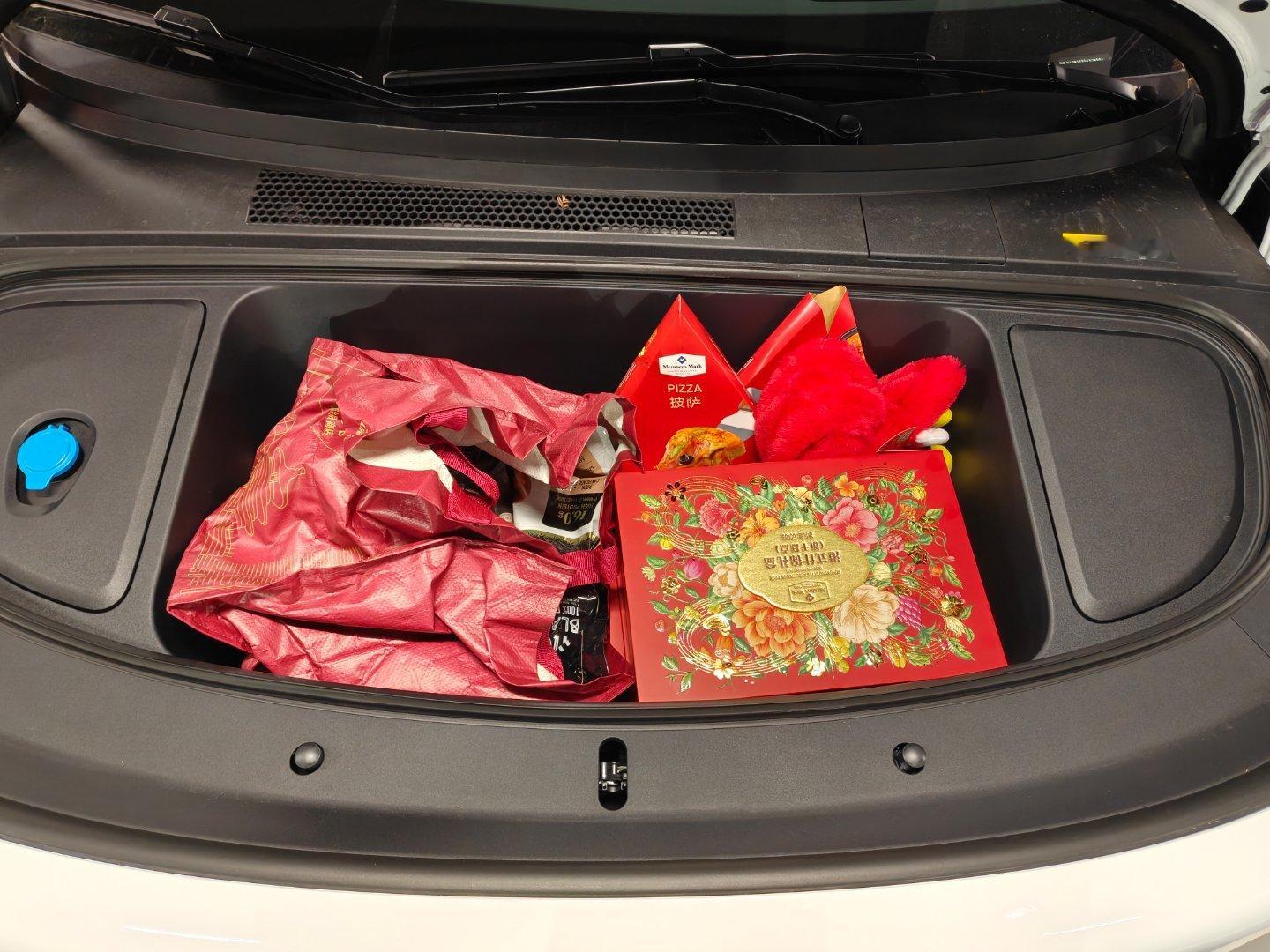 i6提车一个多月，第一次用前备箱，主要是我逛山姆比较少，还是很方便的～