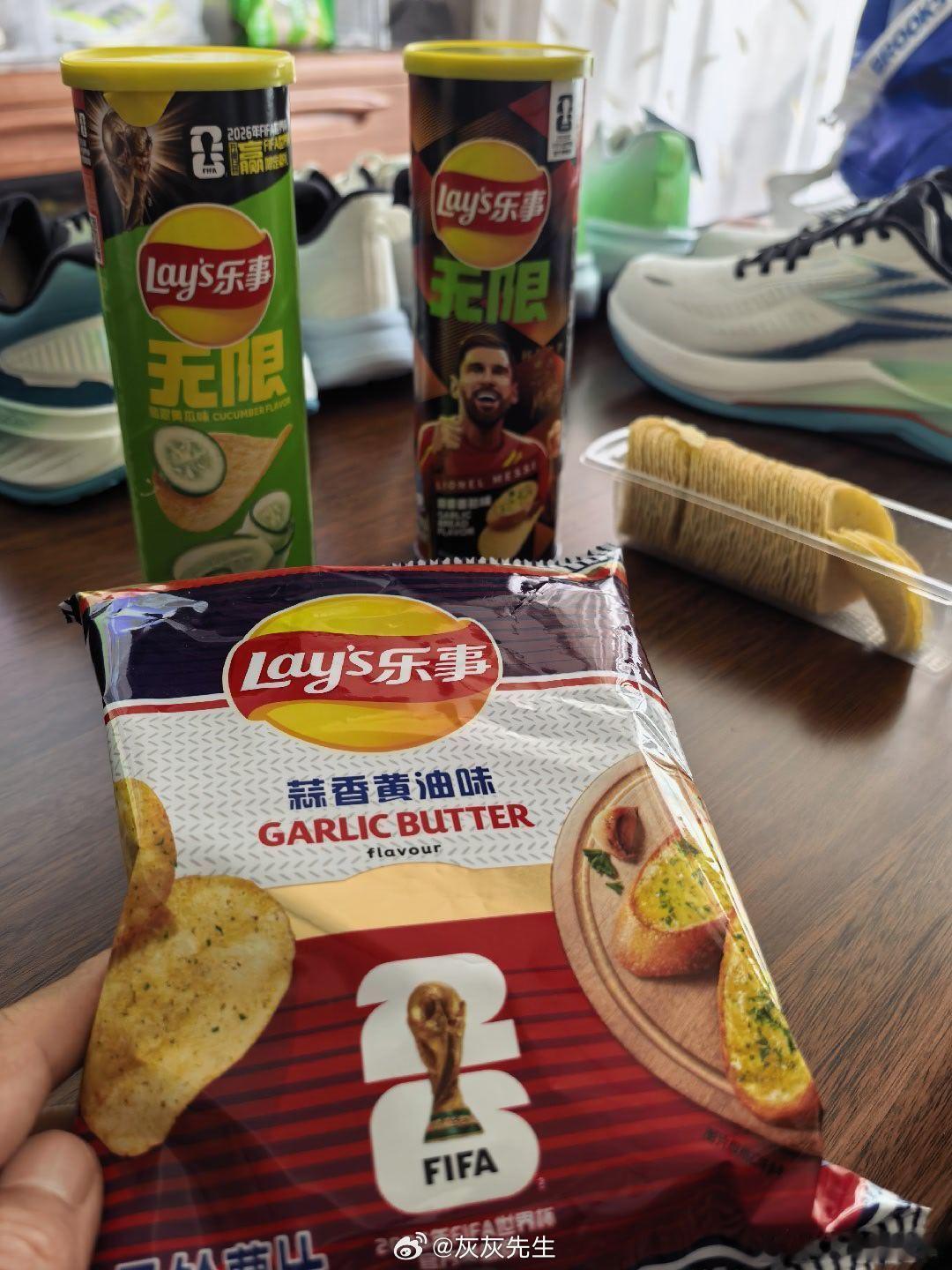王鹤棣一秒进入看赛状态  凌晨3点看了墨西哥对南非的揭幕战白天10点又看了韩国对