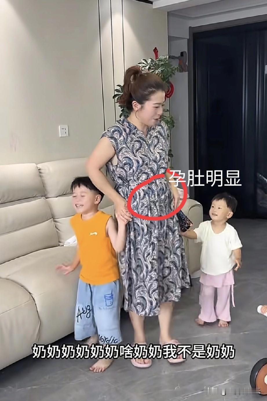 看小韩媳妇这孕妇得有三四个月了吧？

还在拉着孩子拍带货视频，这四个孩子说白了就