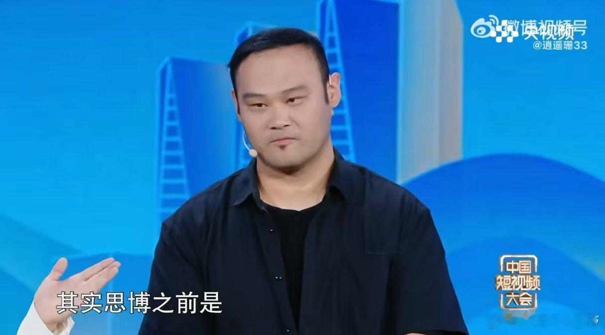 以为在乱画实则真有活 一开始看他挥笔毫无章法，光点散落满屏，结果收尾时竟拼出星空