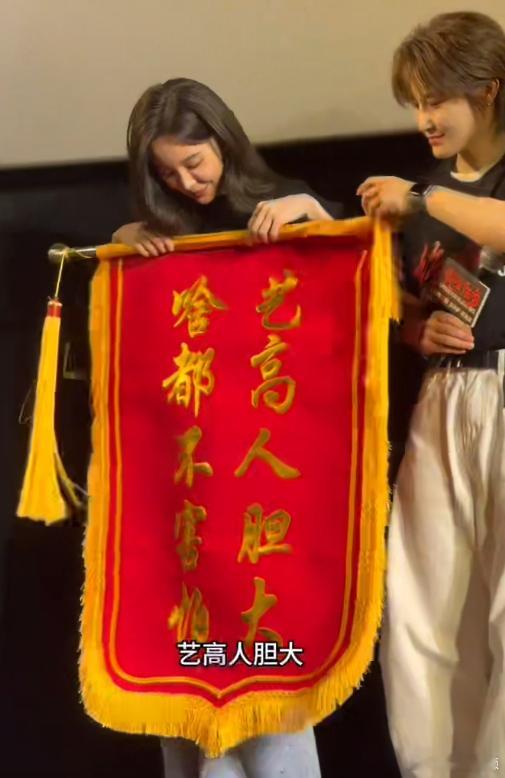于文文直面生理难关于文文突破心理恐惧拍戏生理上的不适藏不住，心底的恐惧更是难以消