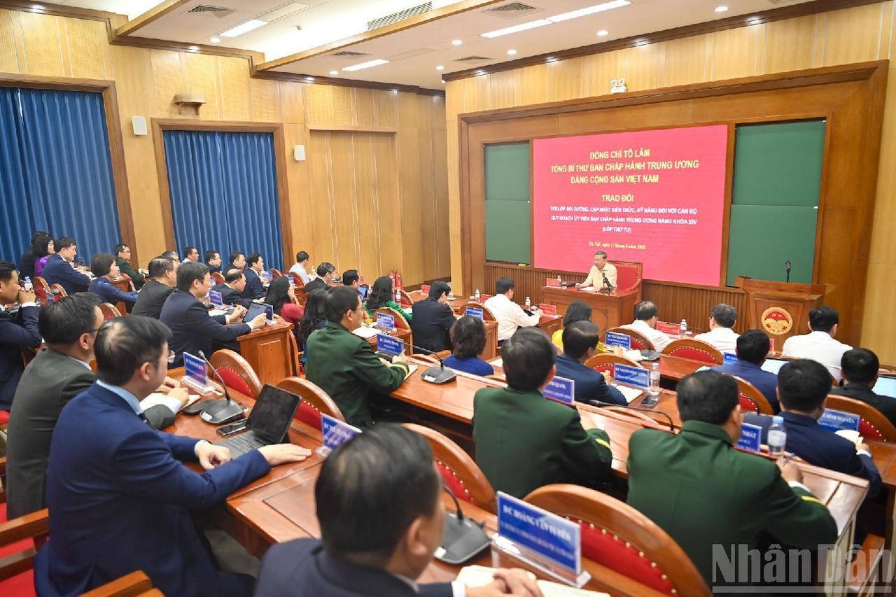 很靠谱！苏林第一次以教授、博士的身份，为越南的后备干部们上课

越南官媒罕见地报