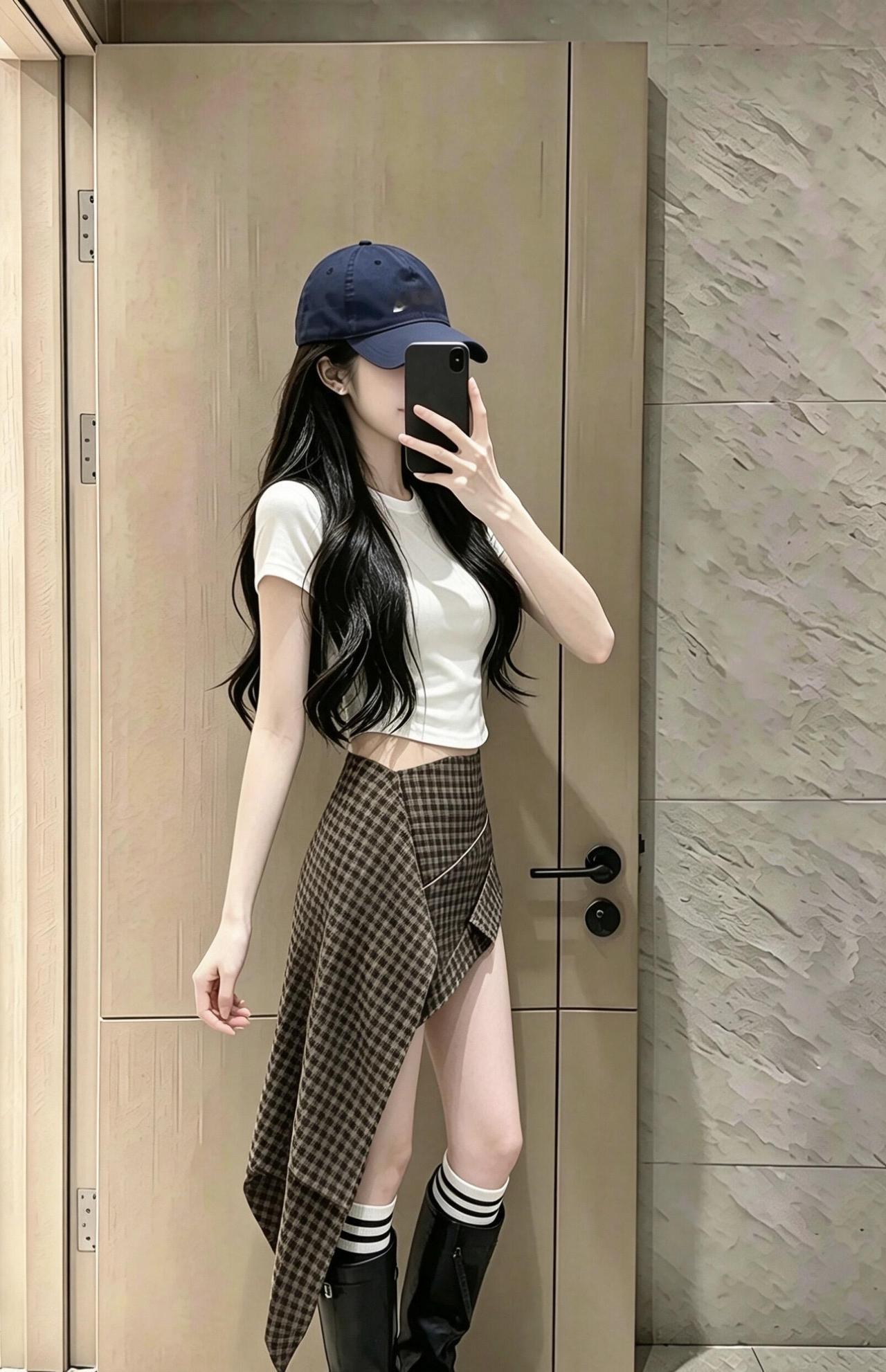 元气少女穿搭指南白色短T+格子短裙+黑色长靴活力满满