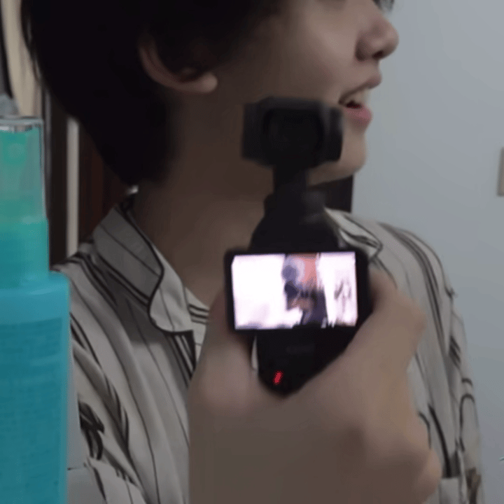 他一笑我就忘了他这朵拉头了啊 