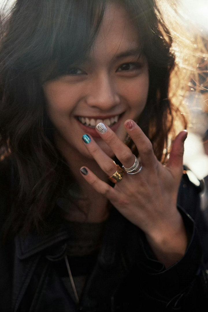 我许可北影节看宋佳文淇新片北影节有宋佳文淇新片寸头配白发，好恨不能eat到这两张