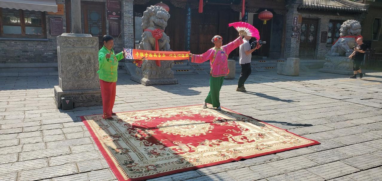 这个媒婆，最后自己揭秘，原来是男扮女装。
与之相比，咱们的中山路招徕的那些“艺人