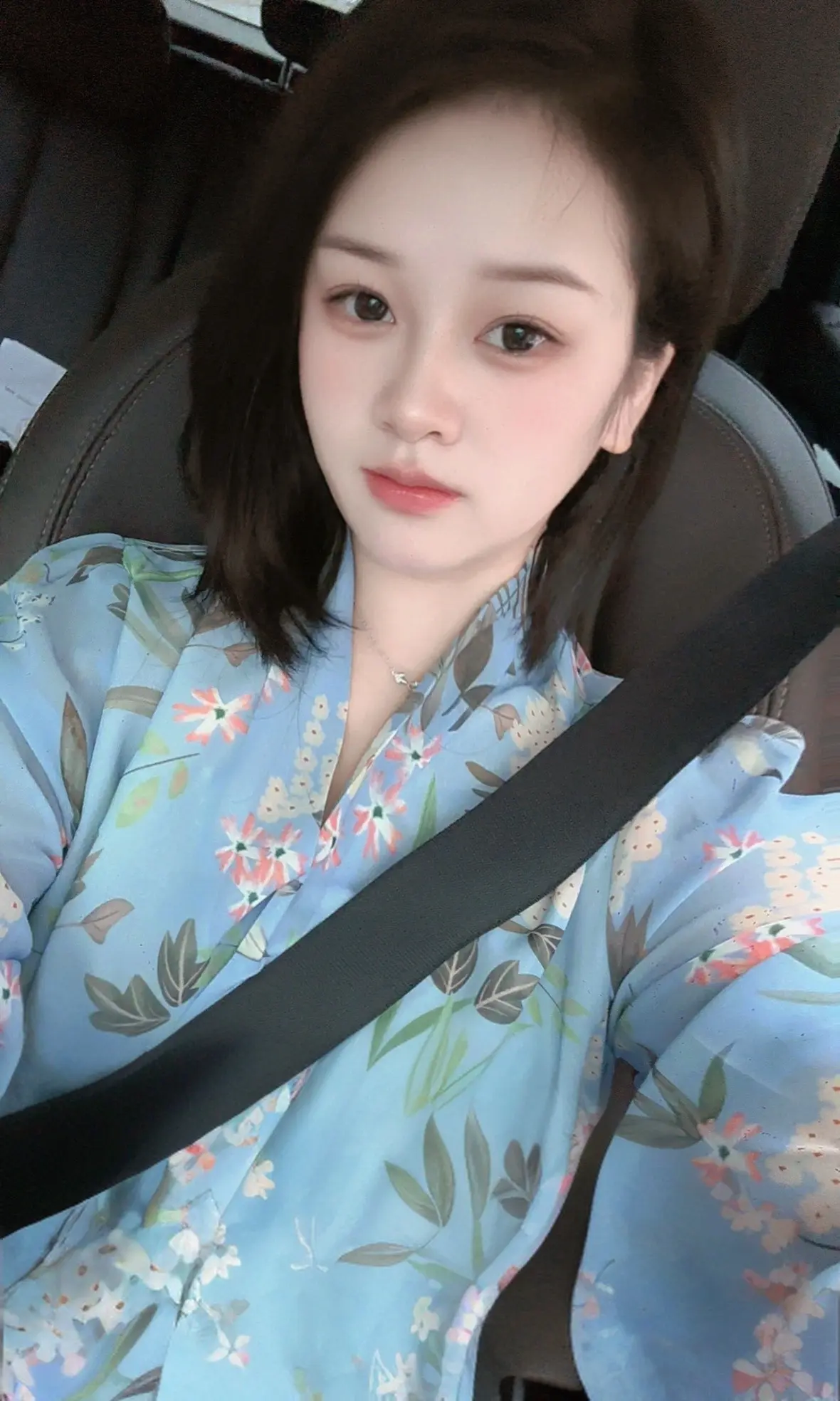 这个世界太假了 我能做的就是赚很多钱 然后陪在家人身边