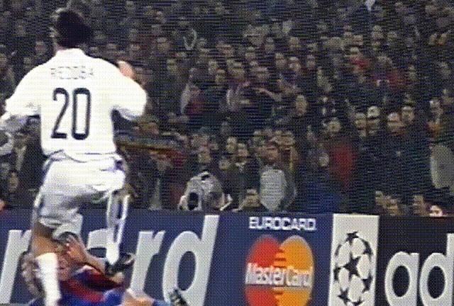 这是当年国际米兰和巴萨在欧冠联赛对决时，雷科巴吃到的一张红牌。

雷科巴踩踏普约