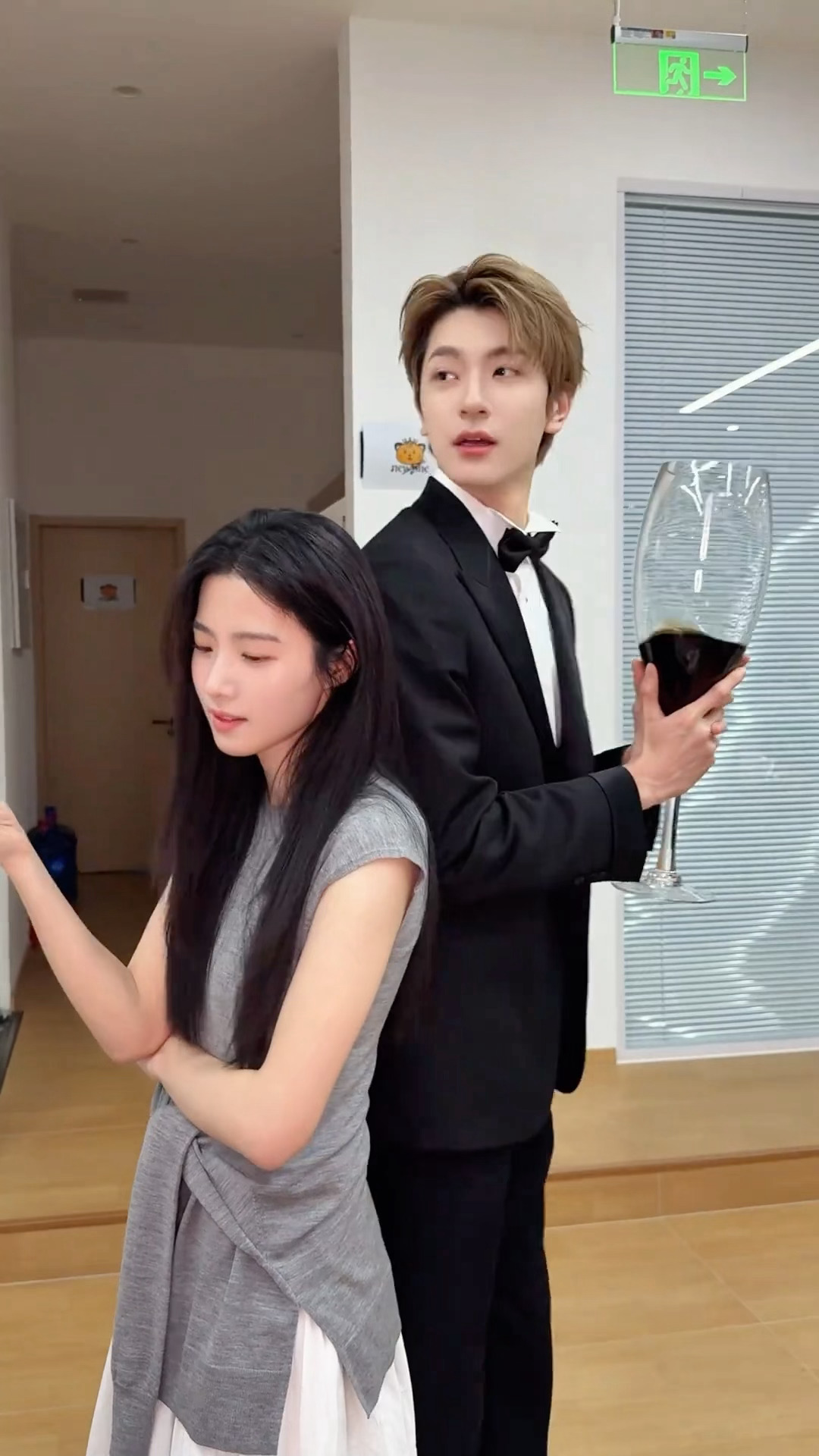 笑死我了林一回头没看见卢昱晓林一回头没看见卢昱晓往下蹲了蹲