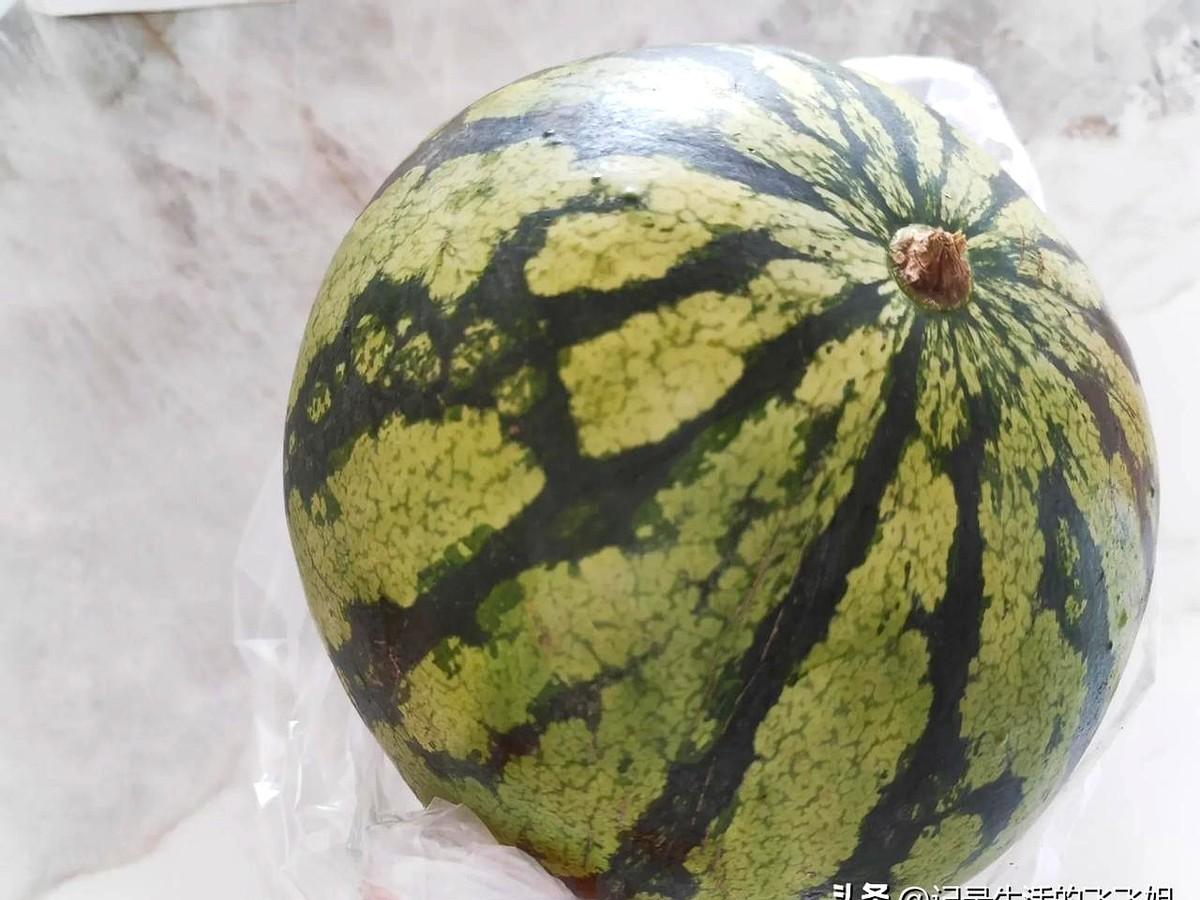 昨晚十点，我抱着半个冰镇西瓜，胃先疼。网友@胃药不离身留言：“吃完十分钟，疼到凌