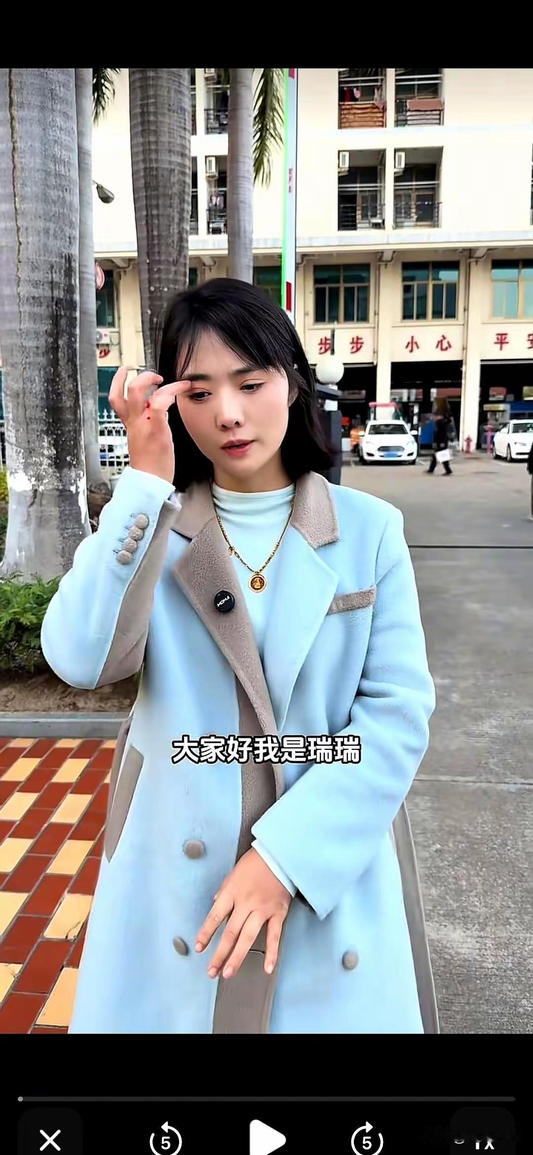 居然，居然，晋老五和瑞瑞又合体直播了。
一个表现的苦大仇深，一个隐隐暗自得意，出