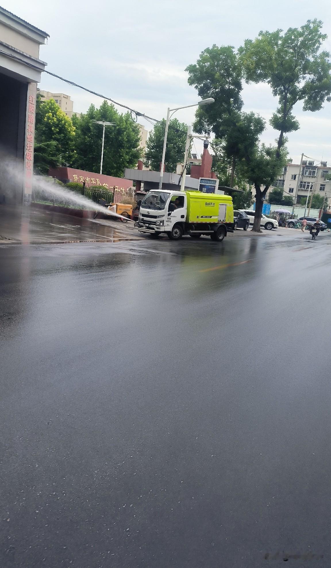 又见市民红阳大街摔倒
坐标，保定红阳大街
时间，今天上午11点左右
洒水车前脚洒