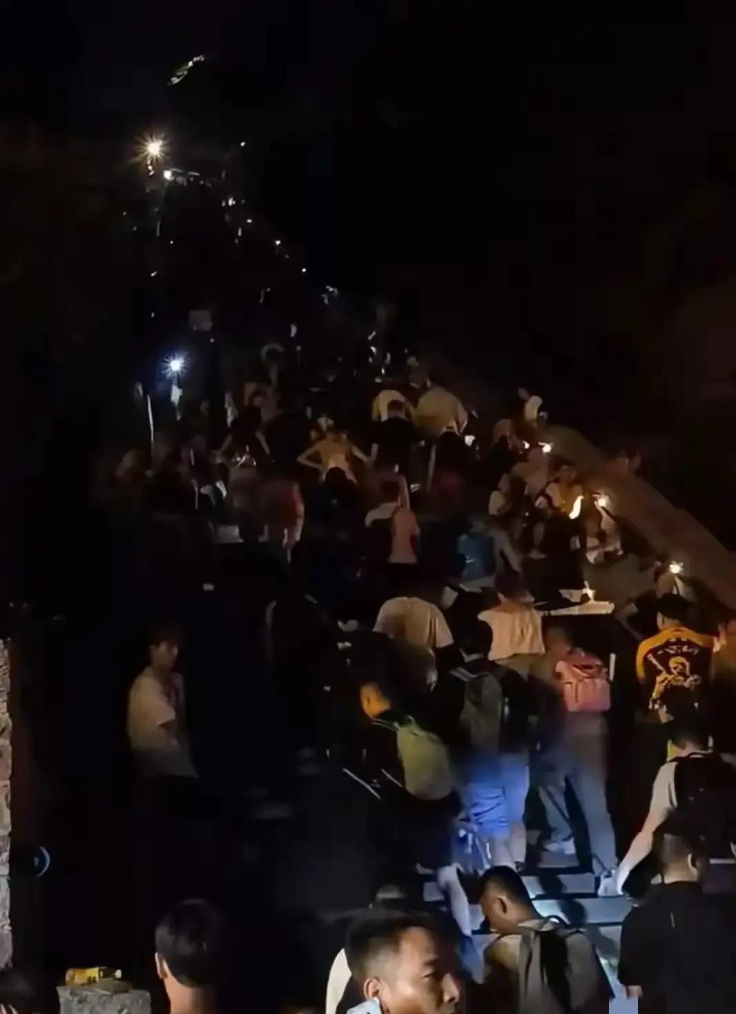 那一夜，泰山顶上最抢手的不是日出，而是一个公厕坑位。

三万人，暴雨，十度骤降。