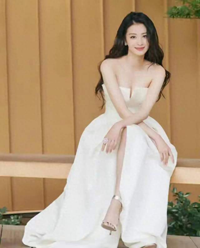 王楚然，如同阳光般的女神，她那修长的美腿让人赞叹不已