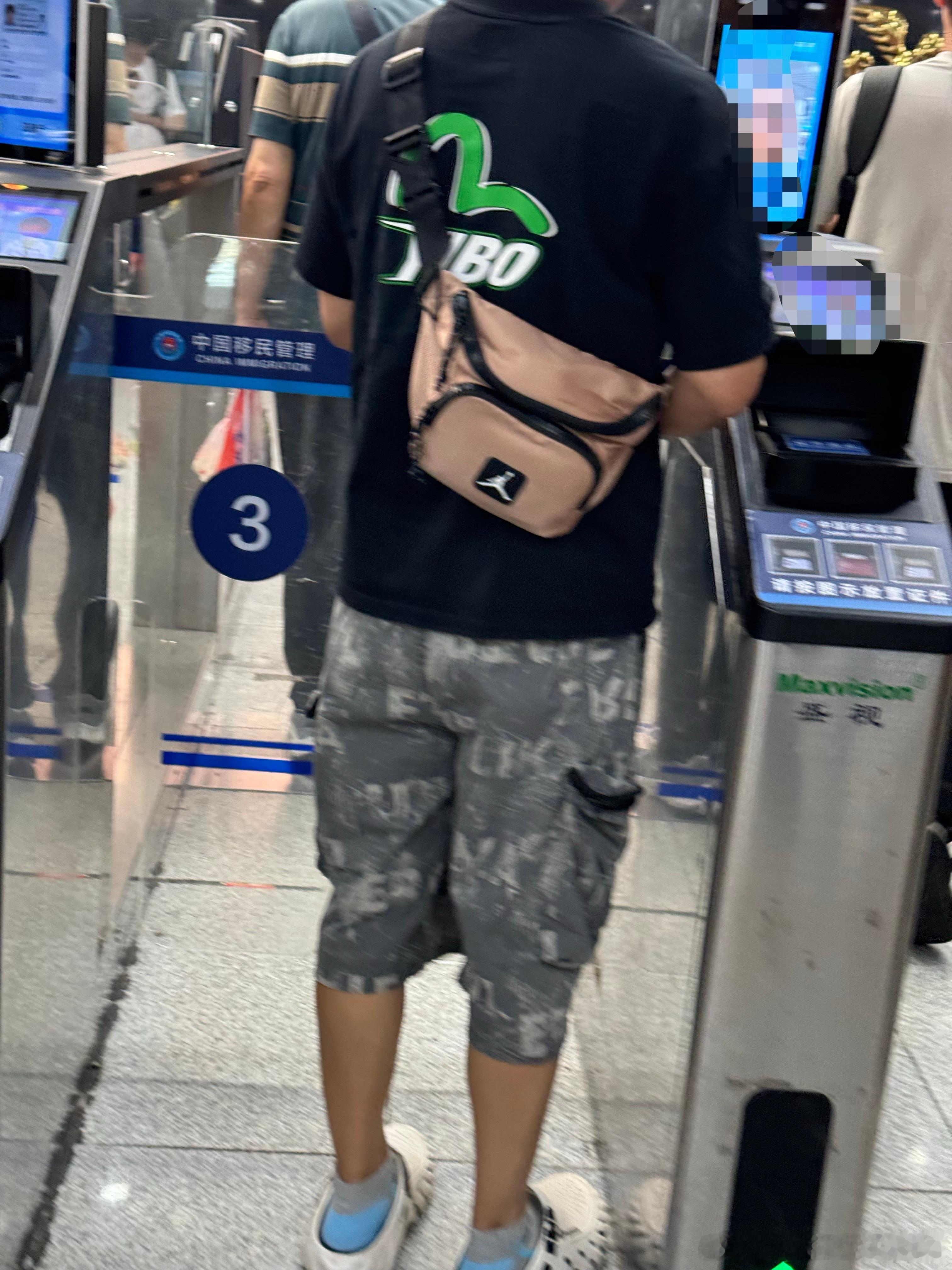 不知道是男粉还是摩托姐夫[哈哈] ​​​